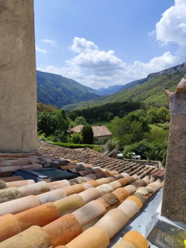 artisan Janselme couverture toiture vue village gréolières