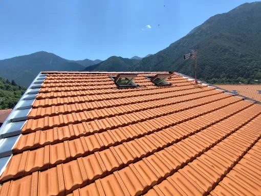 Toiture après réfection travaux tuile zinc gouttière charpente artisan Janselme saint Martin Vésubie