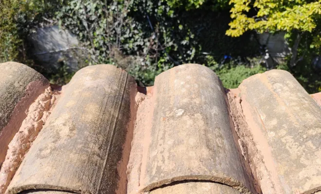 tuile faîtière. bande élasthanne polyuréthane. Roquefort-les-Pins. artisan Janselme 