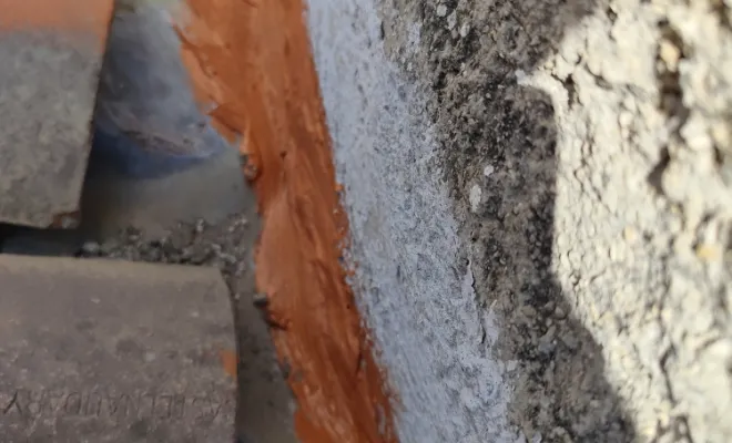bande fibrée et liquide élastomère sur cheminée village gréolières artisan couverture toiture Janselme