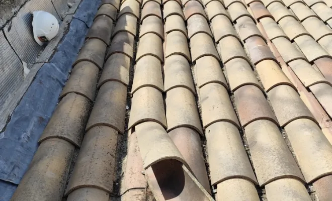 mise à niveau des plaques PST et réparation de micro fissure par bande bitumineuse artisan Janselme couverture toiture gréolières