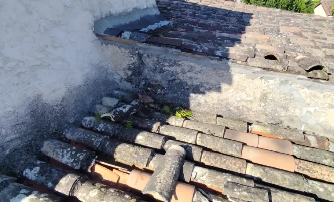 avant le retrait des tuiles village La Colle-sur-Loup artisans couverture toiture Janselme