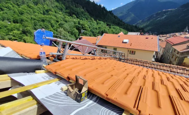 Toiture après réfection travaux tuile zinc gouttière charpente artisan Janselme saint Martin Vésubie